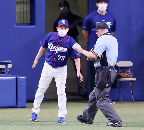 中日対阪神　7回裏を終え選手交代を告げる立浪監督（撮影・加藤哉）