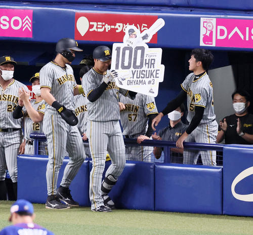 中日対阪神　2回表阪神無死一塁、大山は通算100号となる中越え2点本塁打を放ちベンチ前でナインとタッチする。右は才木（撮影・加藤哉）