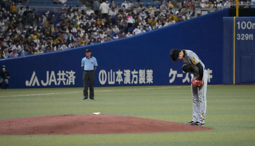 中日対阪神　1回裏、登板前に一礼する阪神先発の才木（撮影・森本幸一）