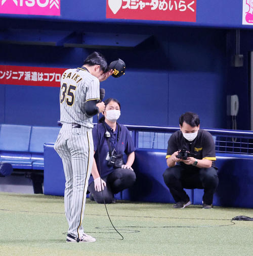 中日対阪神　中日に勝利しヒーローインタビューで涙する才木（撮影・加藤哉）
