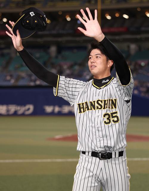 中日対阪神　3年ぶりに勝利した才木はファンの拍手に手を振って応える（撮影・上田博志）