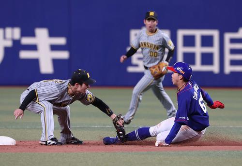 中日対阪神　3回裏中日2死一塁、岡林は二盗に失敗する。遊撃手は中野（撮影・上田博志）