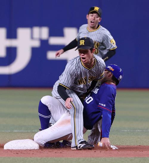 中日対阪神　3回裏中日2死一塁、岡林は二盗に失敗する。遊撃手は中野（撮影・上田博志）