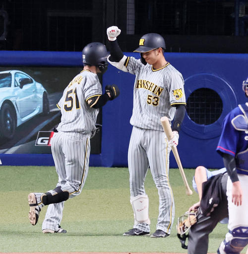 中日対阪神　3回表阪神1死、中野は右越えソロ本塁打を放ち次打者の島田（右）とタッチ（撮影・加藤哉）