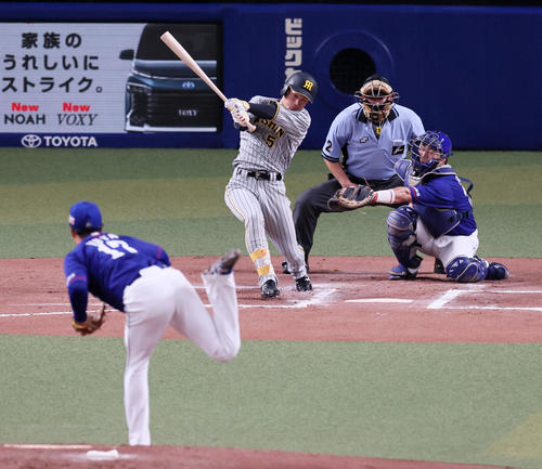 中日対阪神　6回表阪神2死、近本は右前打を放つ。投手は柳（撮影・加藤哉）