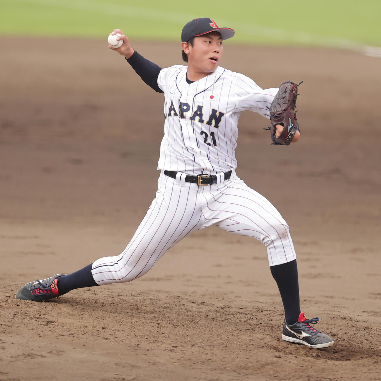 大学日本代表対東芝　力投する大学日本代表2番手の九州産大・渡辺（撮影・野上伸悟）