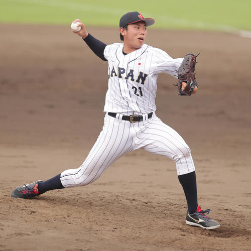 大学日本代表対東芝 力投する大学日本代表2番手の九州産大・渡辺(撮影・野上伸悟)