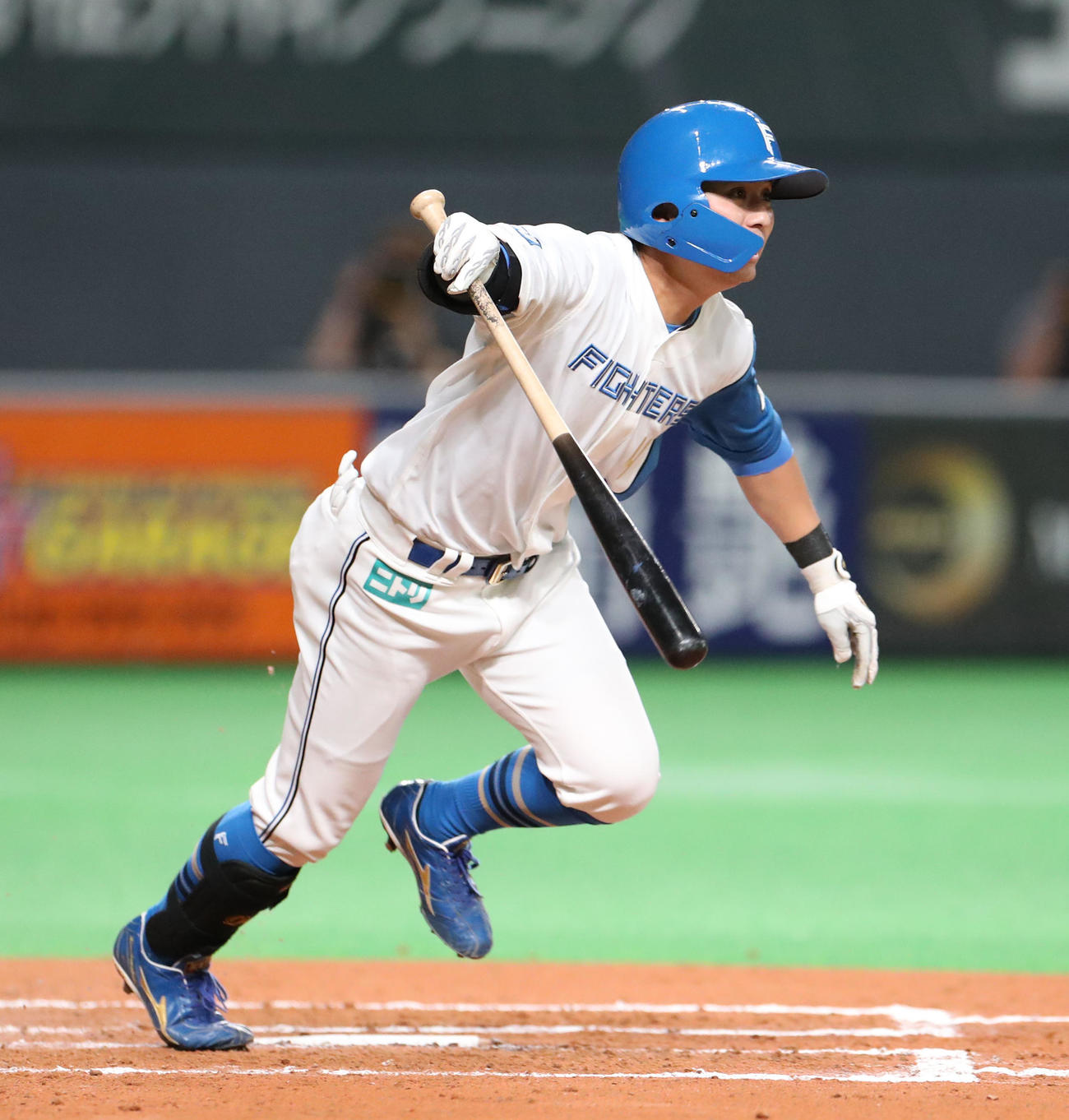日本ハム対オリックス　6回裏日本ハム2死満塁、上川畑は右翼線に2点適時二塁打を放つ（撮影・佐藤翔太）