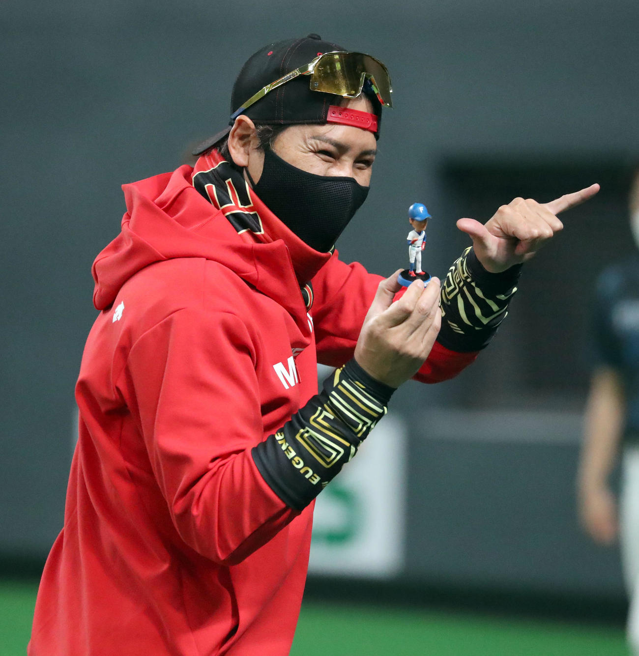 日本ハム対オリックス　BIGBOSSボブルヘッド人形を持ちながらポーズを決める日本ハム新庄監督（撮影・佐藤翔太）