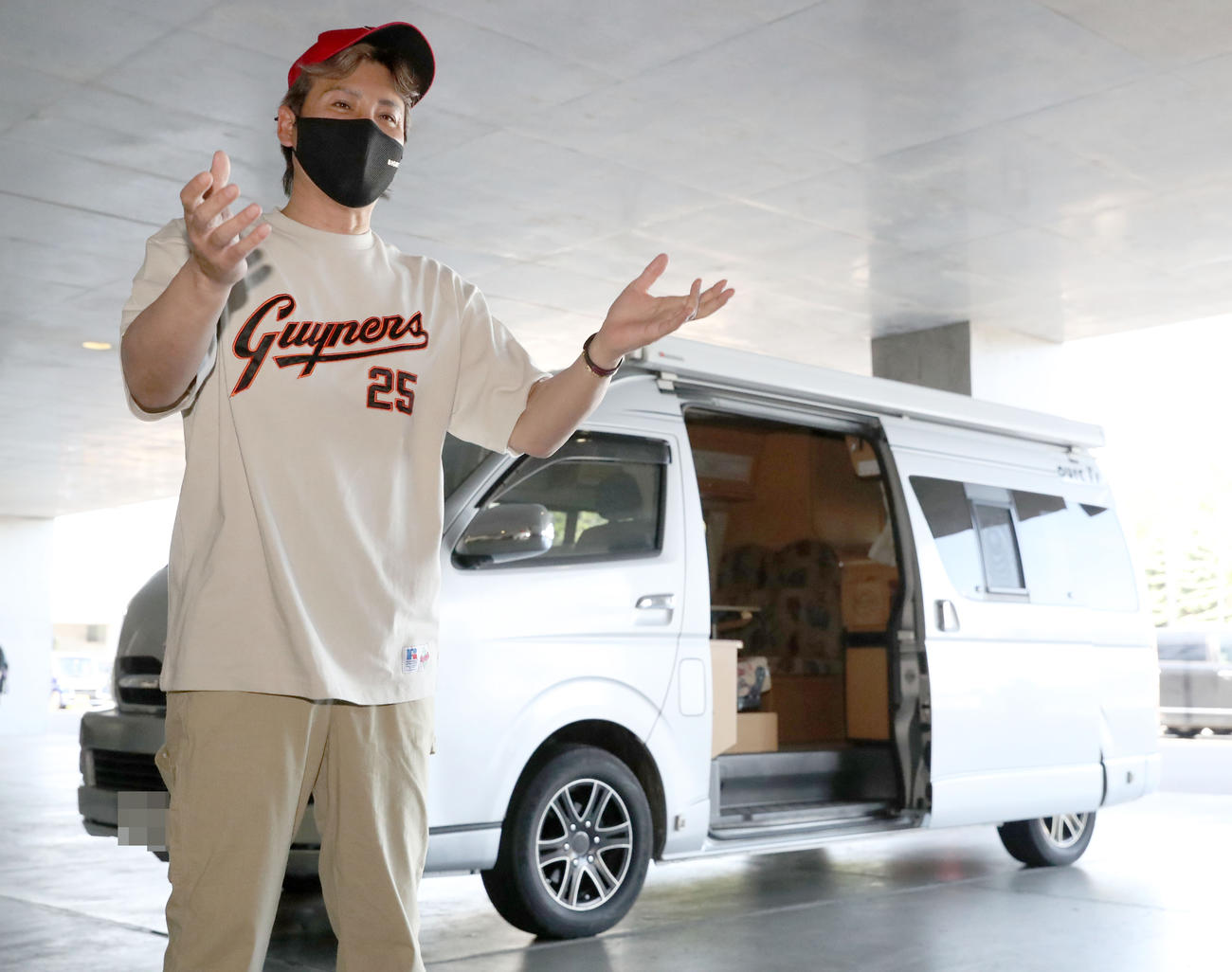 日本ハム対オリックス　キャンピングカーで球場入りする日本ハム新庄剛志監督（一部加工）（撮影・佐藤翔太）