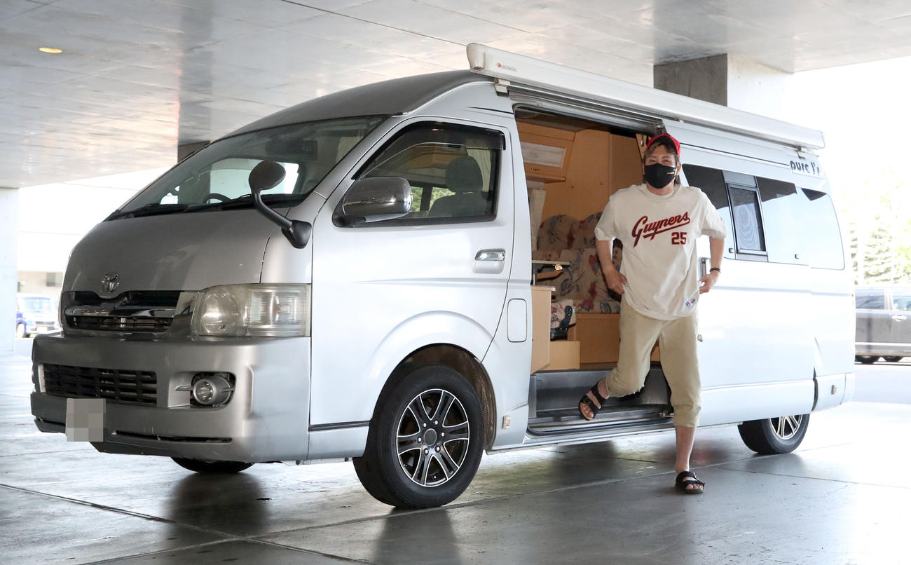 日本ハム対オリックス　キャンピングカーで球場入りする日本ハム新庄剛志監督（一部加工）（撮影・佐藤翔太）