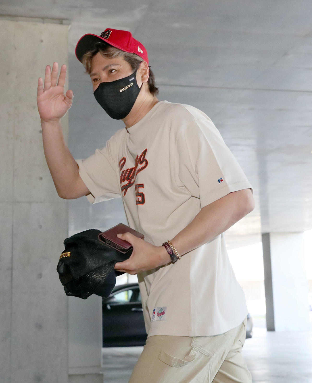 日本ハム対オリックス　球場入りする日本ハム新庄剛志監督（撮影・佐藤翔太）