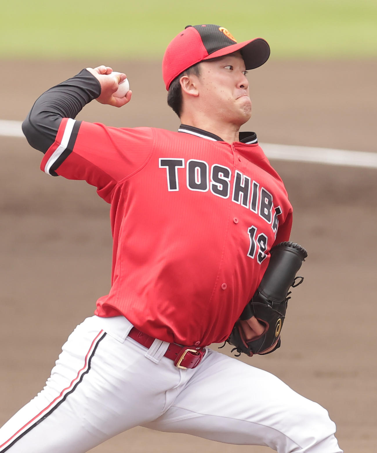 大学日本代表対東芝　力投する東芝先発の吉村（撮影・野上伸悟）