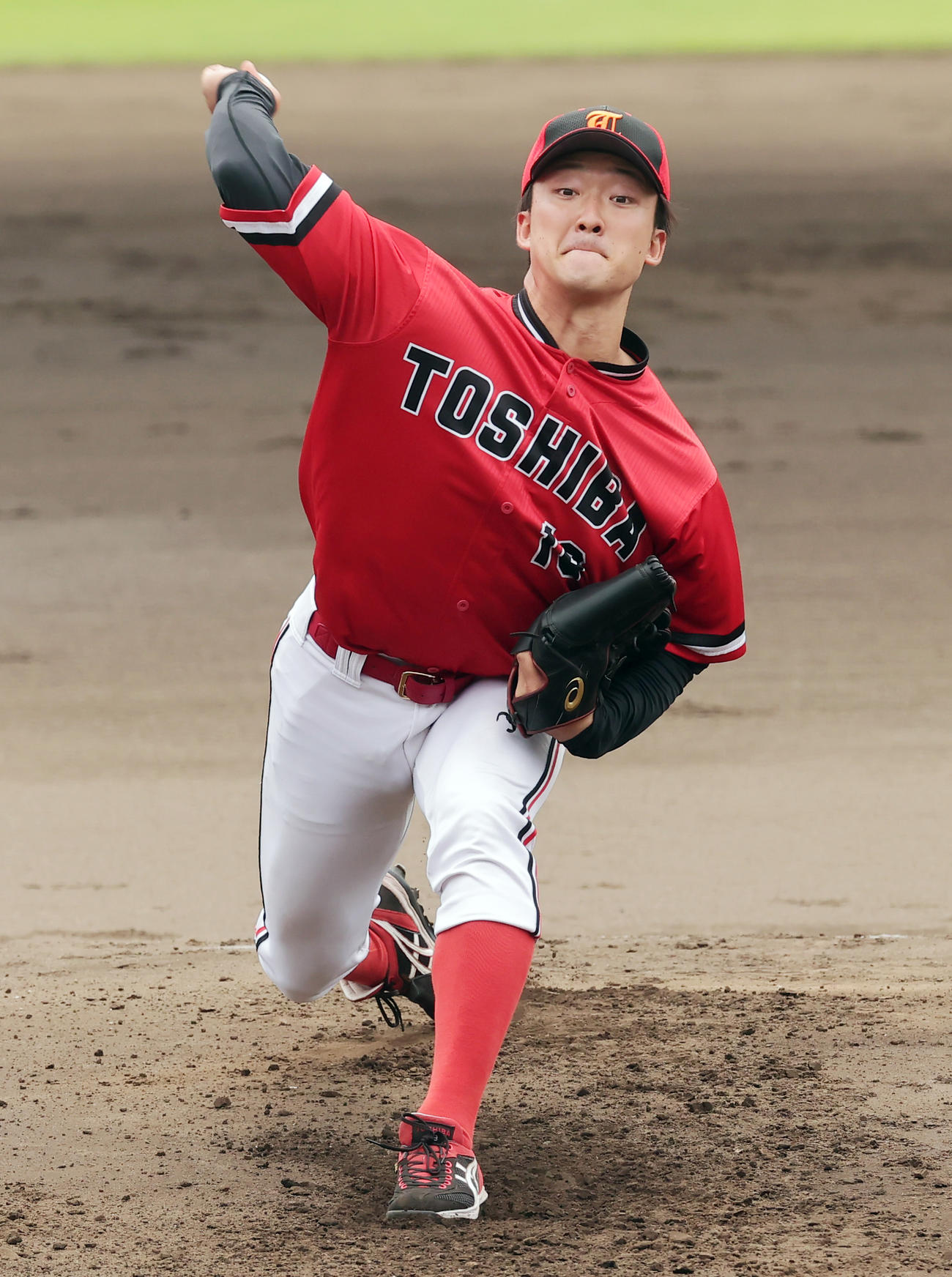 大学日本代表対東芝　力投する東芝先発の吉村（撮影・野上伸悟）