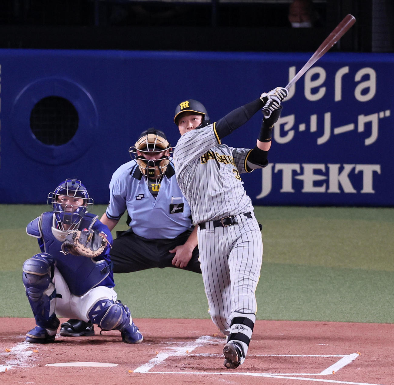 中日対阪神　2回表阪神無死一塁、大山は中越え2点本塁打を放つ（撮影・加藤哉）