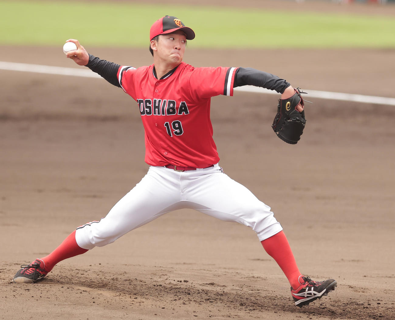 大学日本代表対東芝　力投する東芝先発の吉村（撮影・野上伸悟）