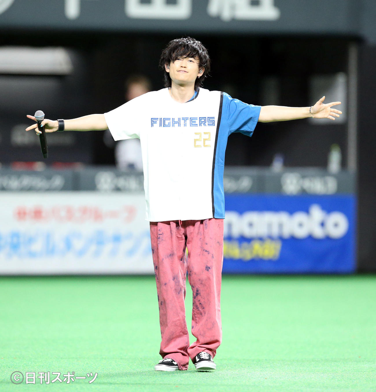 日本ハム対オリックス　試合前、歌唱するTaniYuuki（撮影・佐藤翔太）
