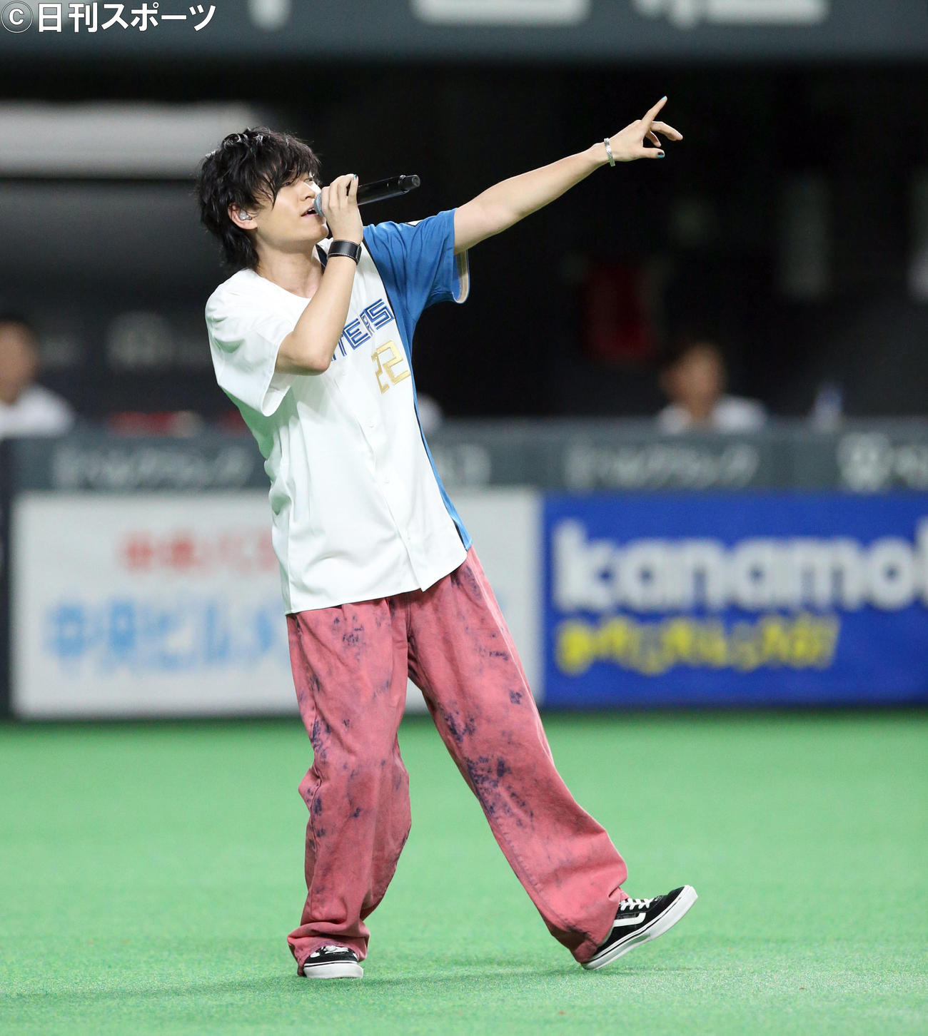 日本ハム対オリックス　試合前、歌唱するTaniYuuki（撮影・佐藤翔太）