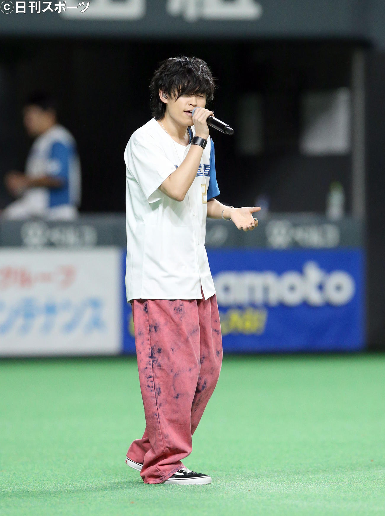 日本ハム対オリックス　試合前、歌唱するTaniYuuki（撮影・佐藤翔太）