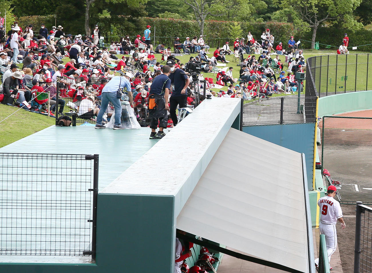 広島対中日　グラウンドに向かう広島秋山（撮影・上山淳一）