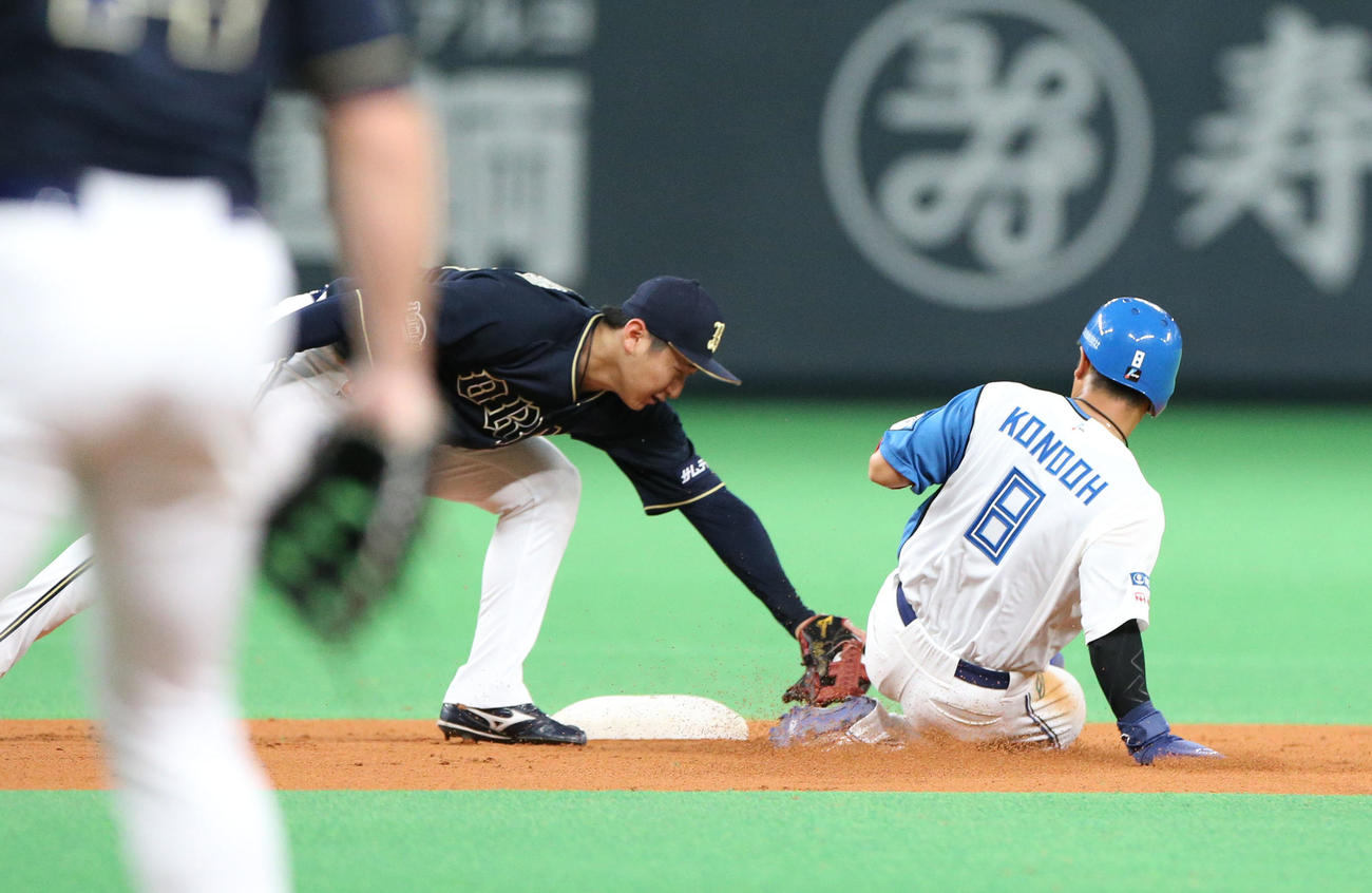 日本ハム対オリックス　2回裏日本ハム2死一塁、盗塁を失敗する近藤（撮影・佐藤翔太）