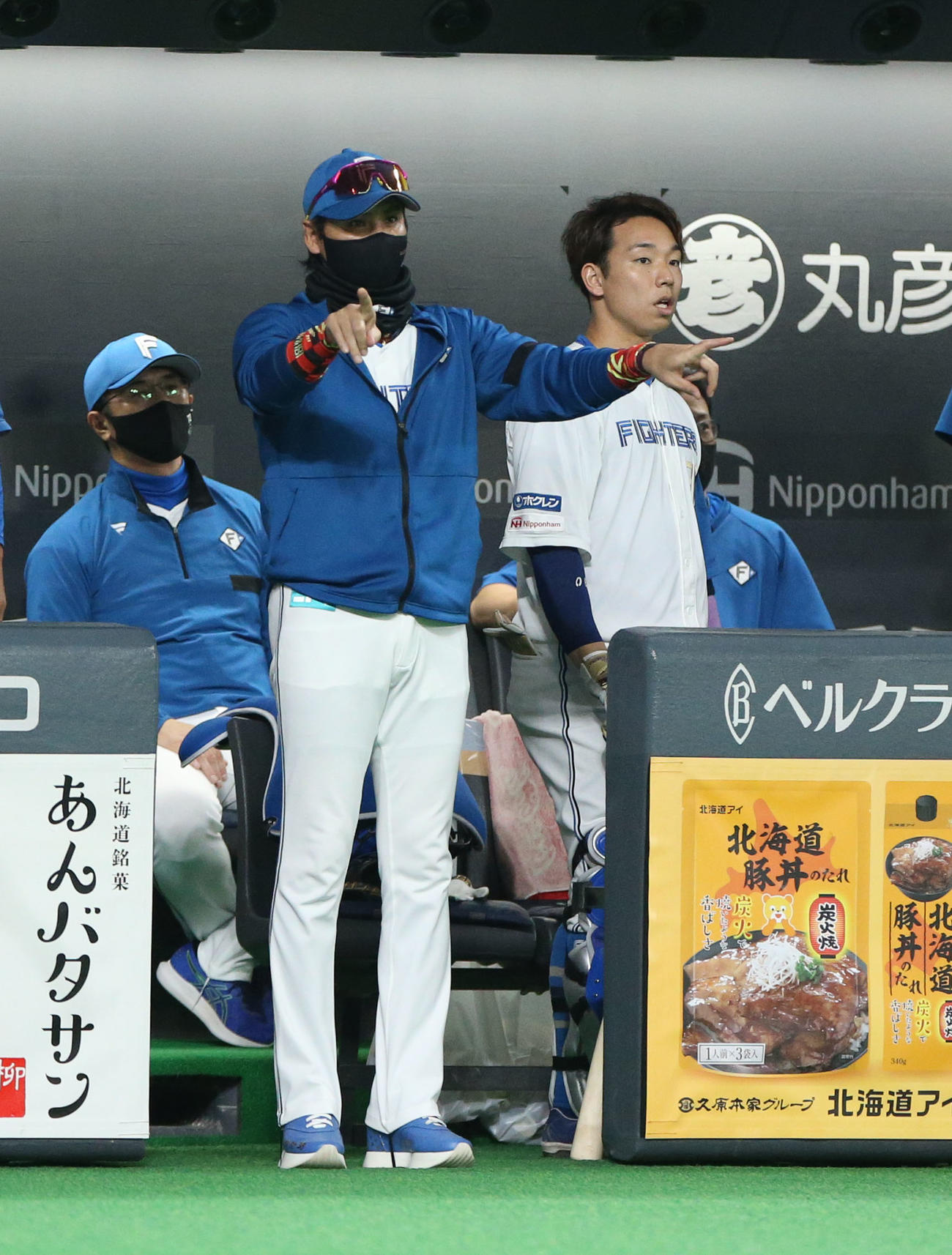 日本ハム対オリックス　2回裏日本ハム2死一塁、近藤の盗塁の判定にリクエストを要求する新庄監督（撮影・佐藤翔太）