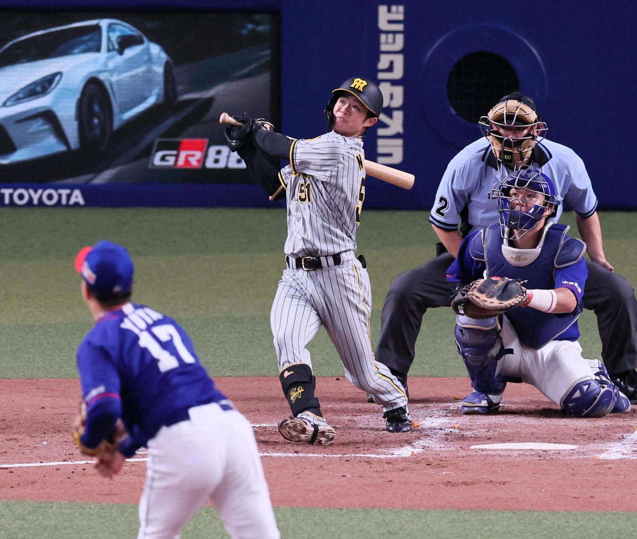 中日対阪神　3回表阪神1死、中野は右越えソロ本塁打を放つ。投手は柳（撮影・加藤哉）