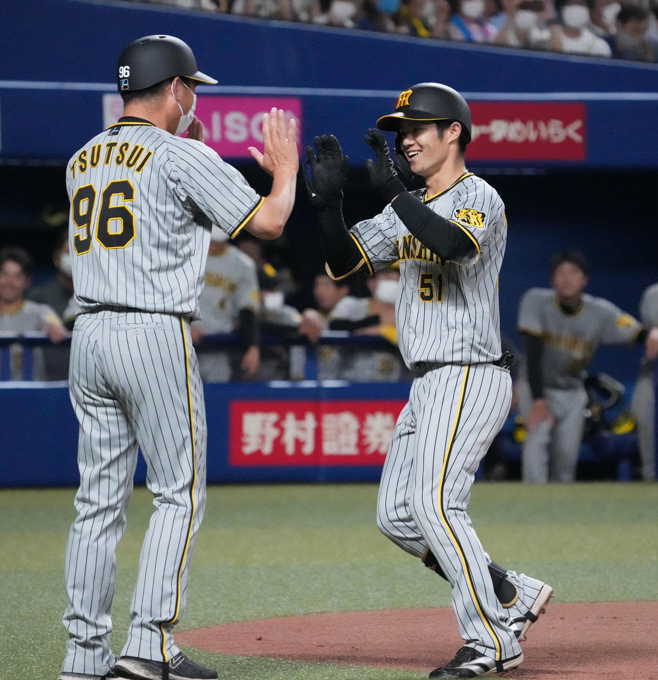 中日対阪神　3回表阪神1死、右越え本塁打を放った中野（右）（撮影・森本幸一）