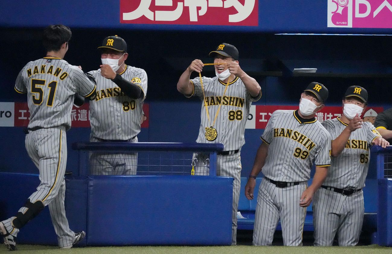 中日対阪神　3回表阪神1死、右越え本塁打を放った中野を迎える矢野監督（中央）（撮影・森本幸一）