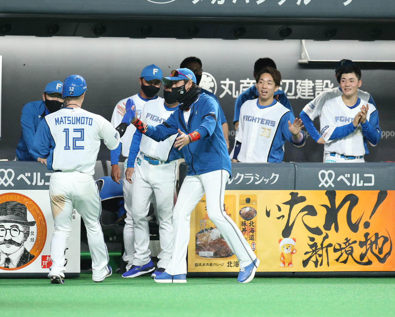日本ハム対オリックス　3回裏日本ハム2死一、三塁、一塁走者石井が一、二塁間で挟まれる間に三塁走者松本剛が生還し笑顔で出迎える新庄監督（撮影・佐藤翔太）