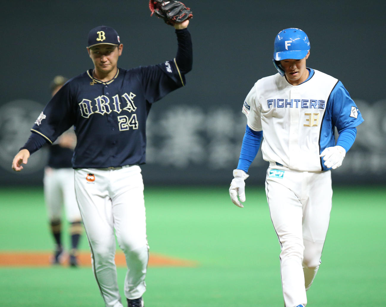 日本ハム対オリックス　3回裏日本ハム2死一、三塁、一塁走者石井は一、二塁間でタッチアウトになる（撮影・佐藤翔太）