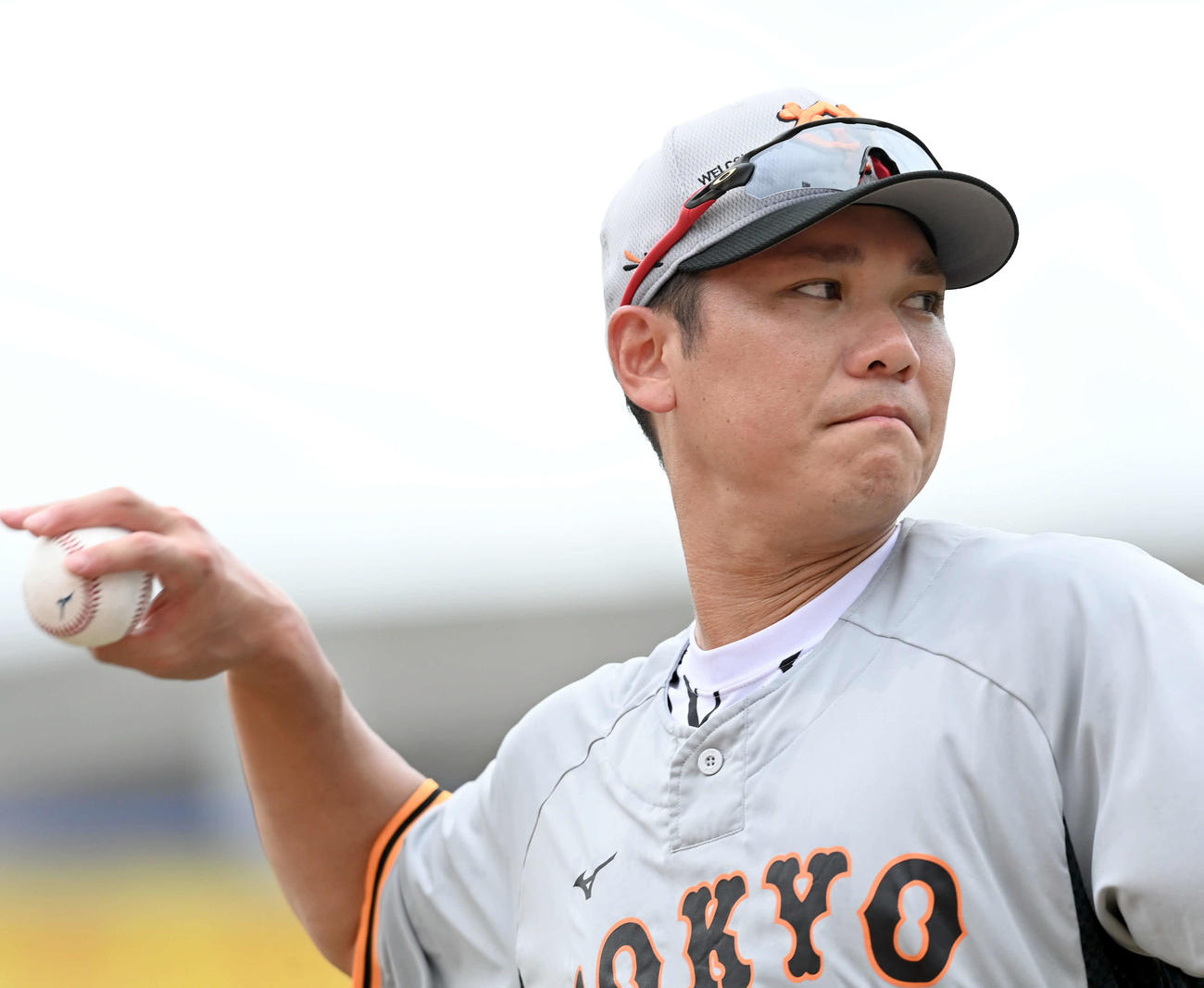 広島対巨人　キャッチボールする巨人坂本（撮影・たえ見朱実）