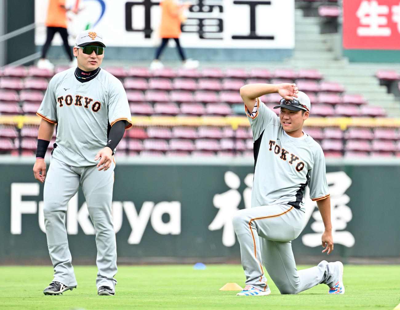 広島対巨人　ウォームアップする巨人坂本（撮影・たえ見朱実）