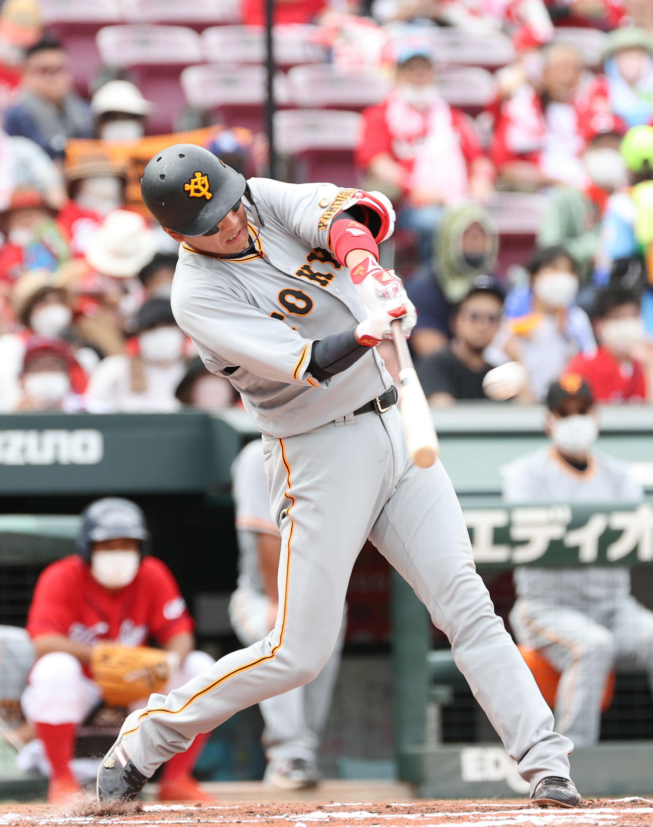 広島対巨人　6回表巨人無死、坂本勇は左越え本塁打を放つ（撮影・加藤孝規）