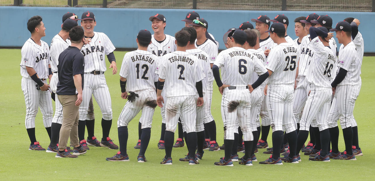 大学日本代表対東芝　試合後に明るいムードで輪になる立大・山田主将（奥左から4人目）ら大学日本代表の選手たち（撮影・野上伸悟）