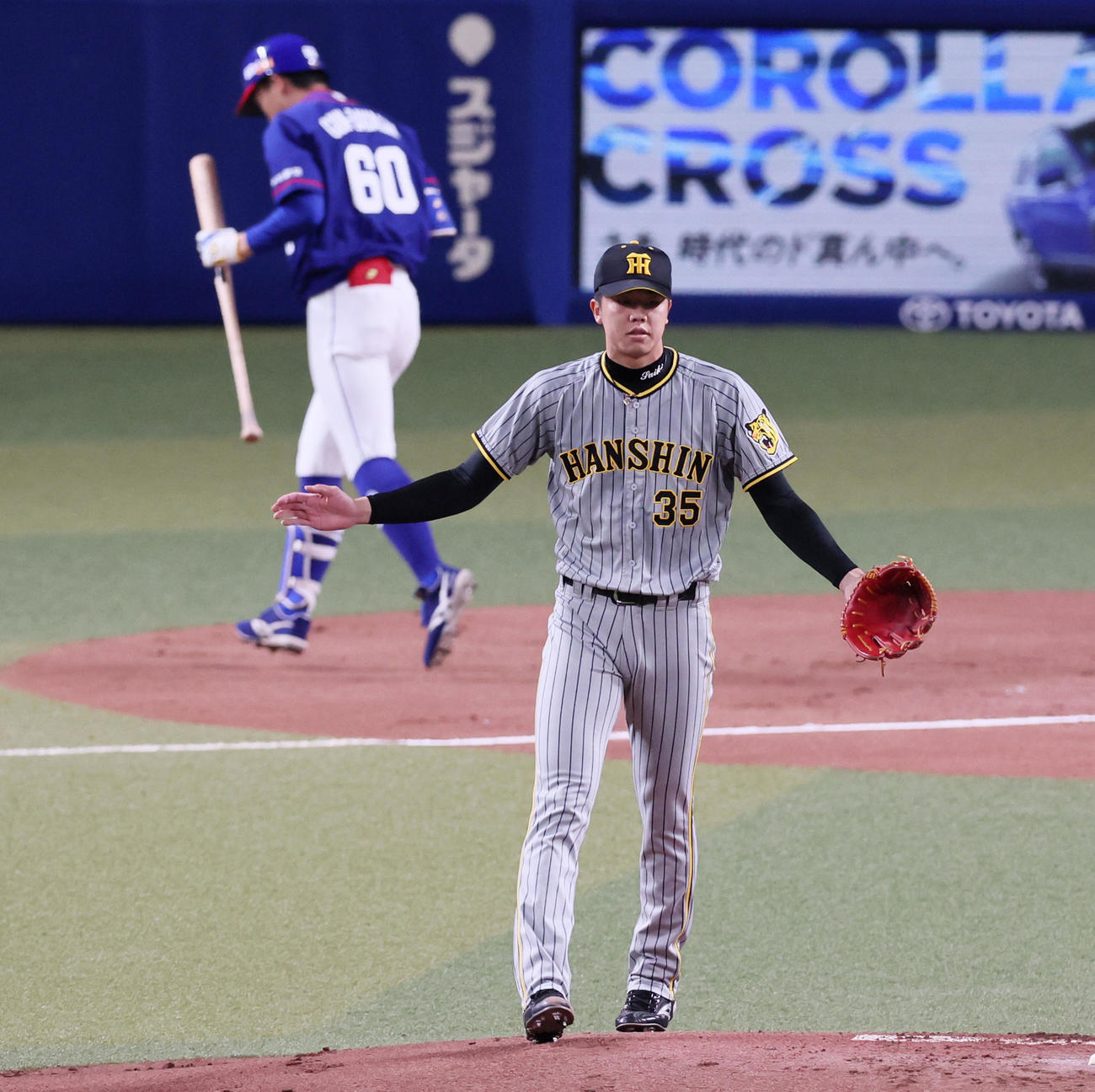 中日対阪神　1回裏中日無死、才木は岡林を三振に仕留めマウンドで手を叩いた（撮影・加藤哉）