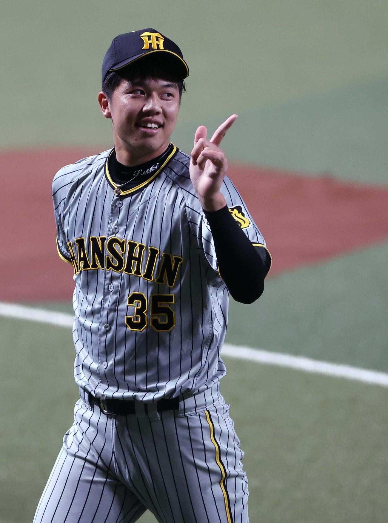 中日対阪神　先発才木浩人は初回を無失点に抑え笑顔を見せる（撮影・上田博志）