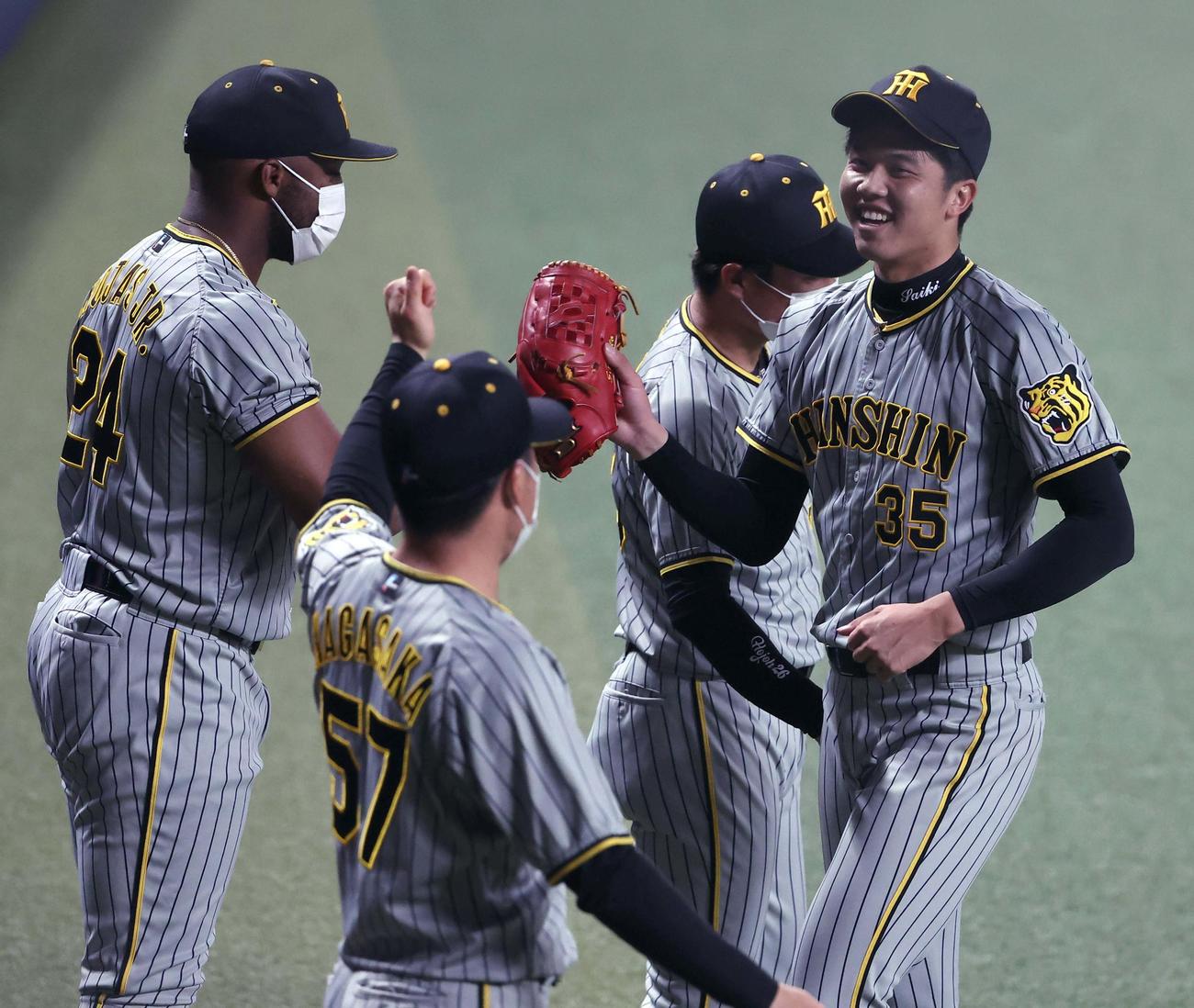 中日対阪神　先発才木（右）は初回を無失点に抑え笑顔を見せる（撮影・上田博志）