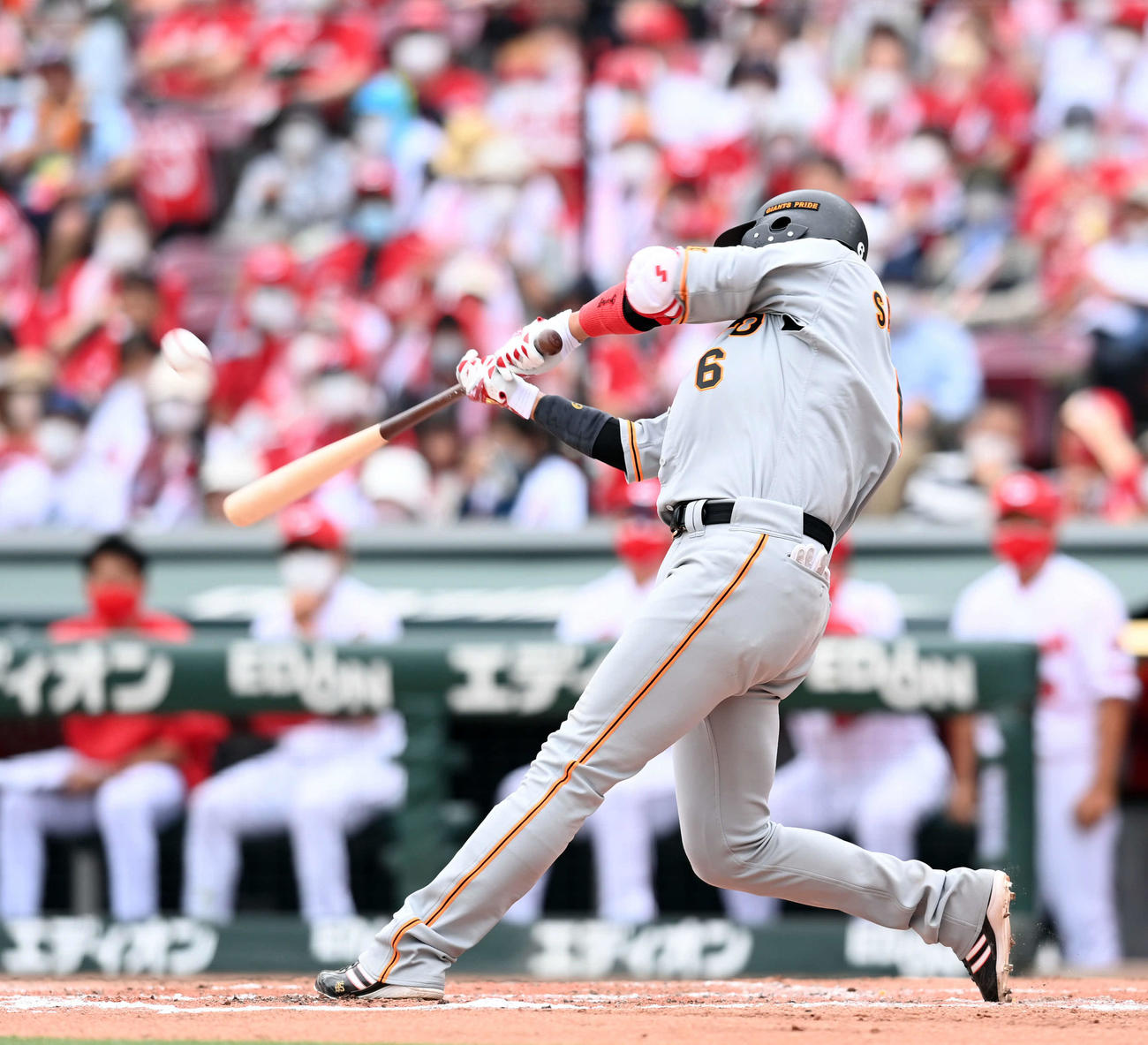 広島対巨人　7回表巨人2死一塁、左越えに2点本塁打を放つ坂本勇人（撮影・たえ見朱実）