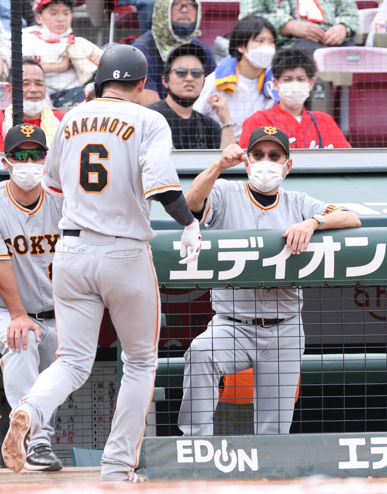 広島対巨人　6回表巨人無死、左越え本塁打を放った坂本勇を迎える原監督（撮影・加藤孝規）