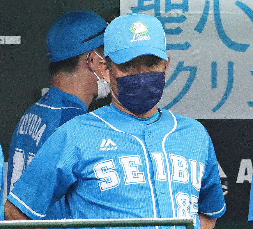 西武対ソフトバンク　9回裏、厳しい表情の西武辻監督（撮影・滝沢徹郎）