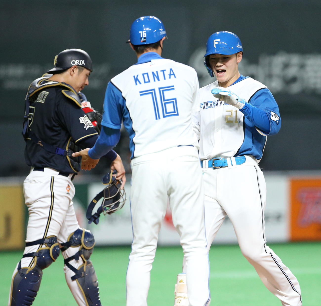 日本ハム対オリックス　7回裏日本ハム無死、清宮は右越え本塁打を放ち笑顔で生還する（撮影・佐藤翔太）