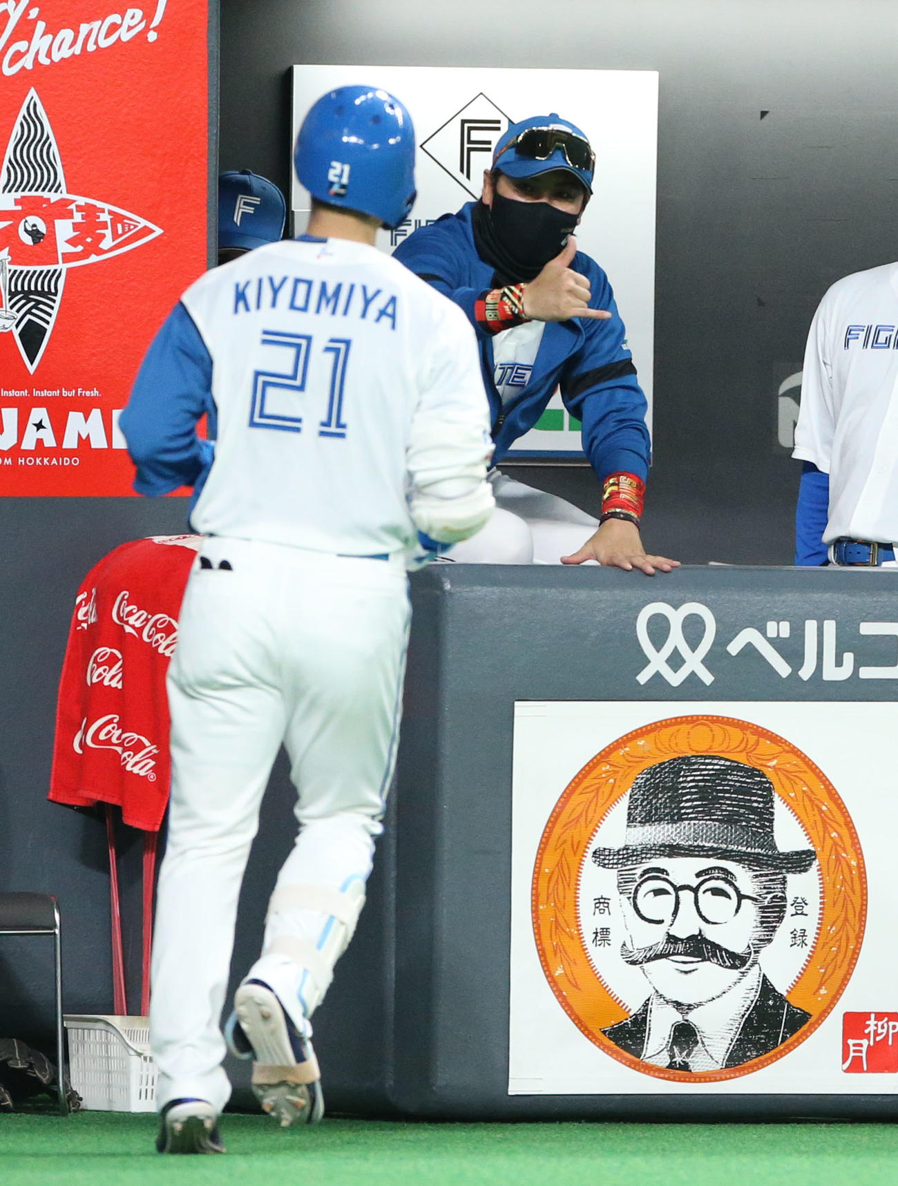 日本ハム対オリックス　7回裏日本ハム無死、右越え本塁打を放った清宮（左手前）を出迎える新庄監督（撮影・佐藤翔太）