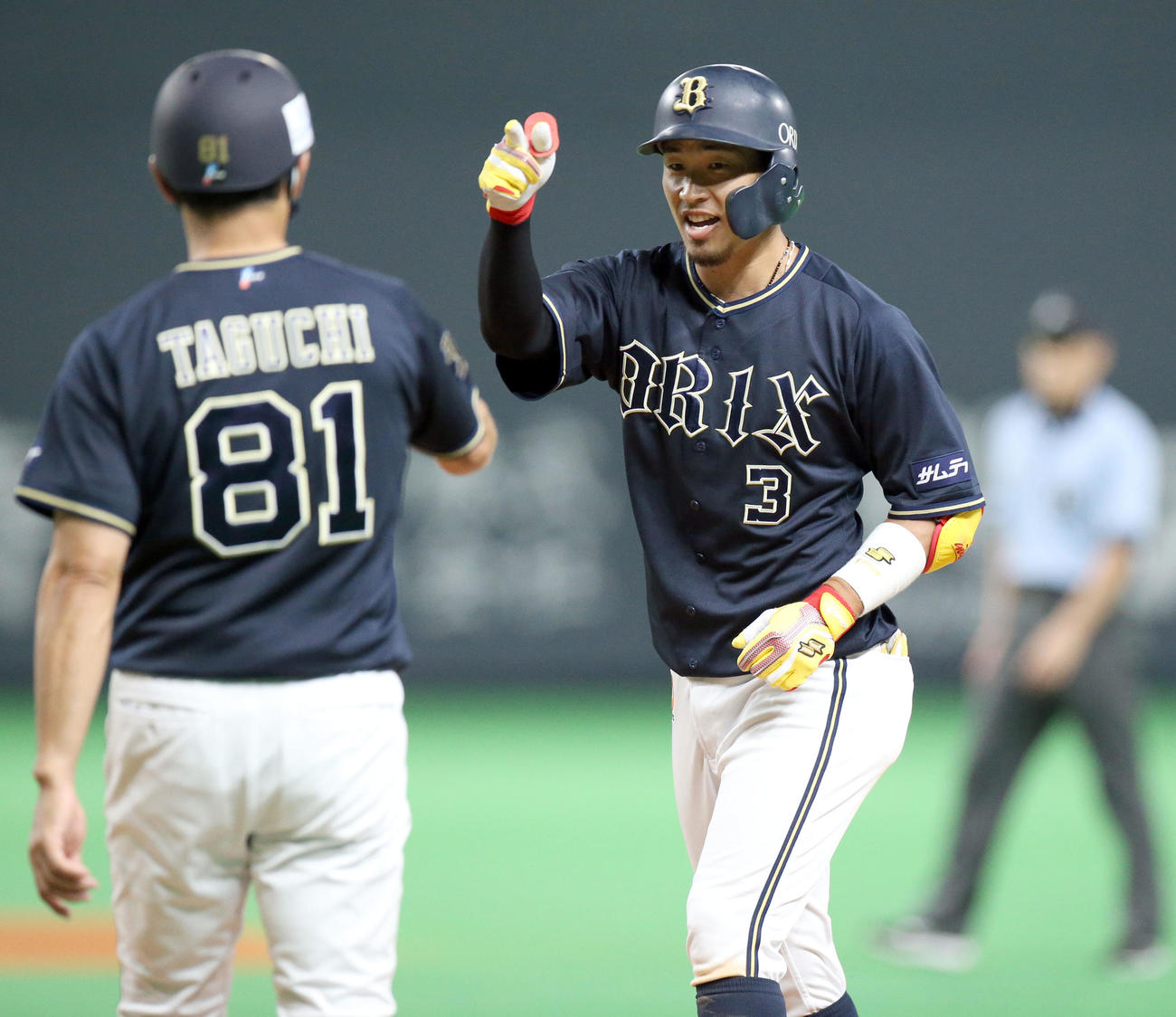 日本ハム対オリックス　7回表オリックス2死満塁、安達は右前適時打を放ちポーズをとる（撮影・佐藤翔太）