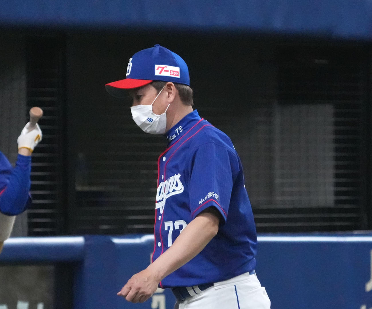 7回終了、選手交代を告げベンチへ戻る立浪監督（右）（撮影・森本幸一）