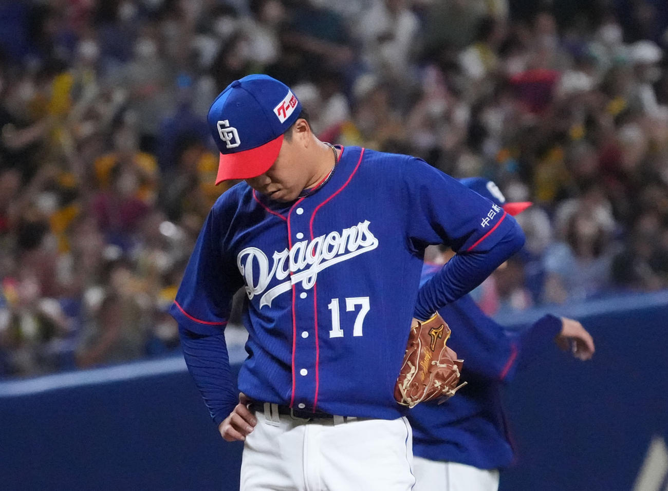 3回表阪神1死、中野拓夢に右越え本塁打を浴び下を向く柳（撮影・森本幸一）