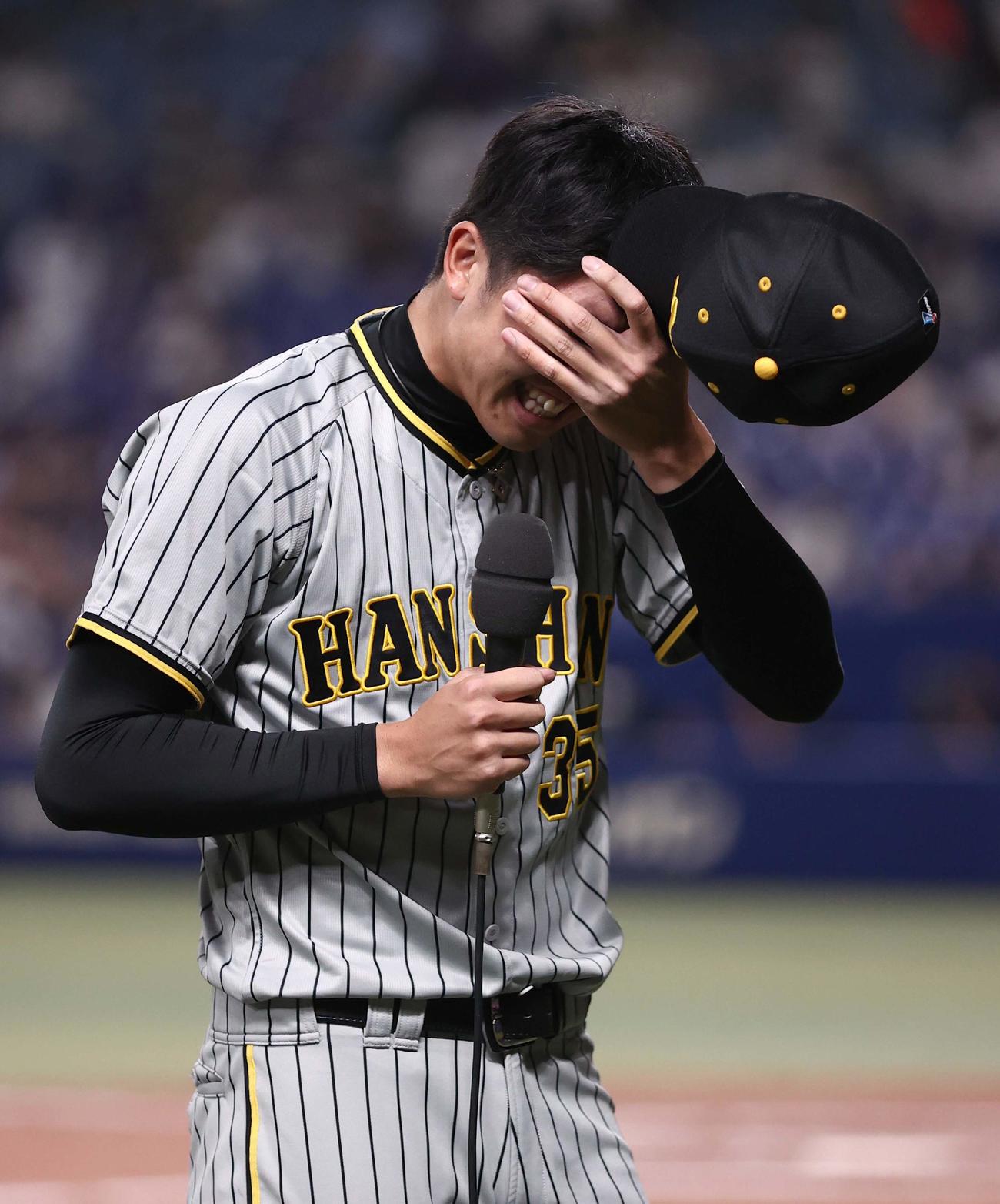中日対阪神　3年ぶりの勝利に涙を流す才木（撮影・上田博志）