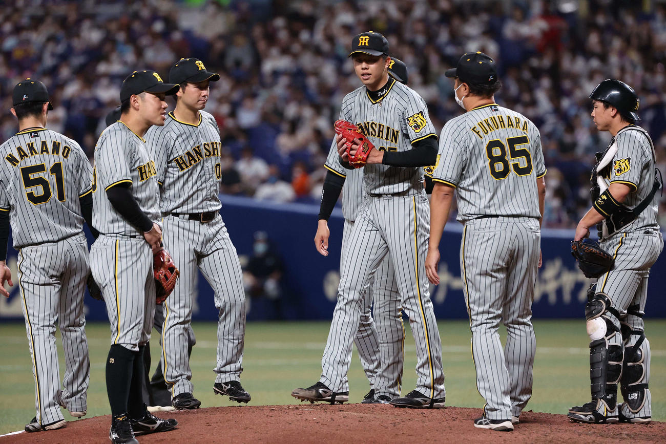 中日対阪神　5回裏中日2死満塁、満塁のピンチで才木（右から3人目）に声をかける阪神ナイン（撮影・上田博志）
