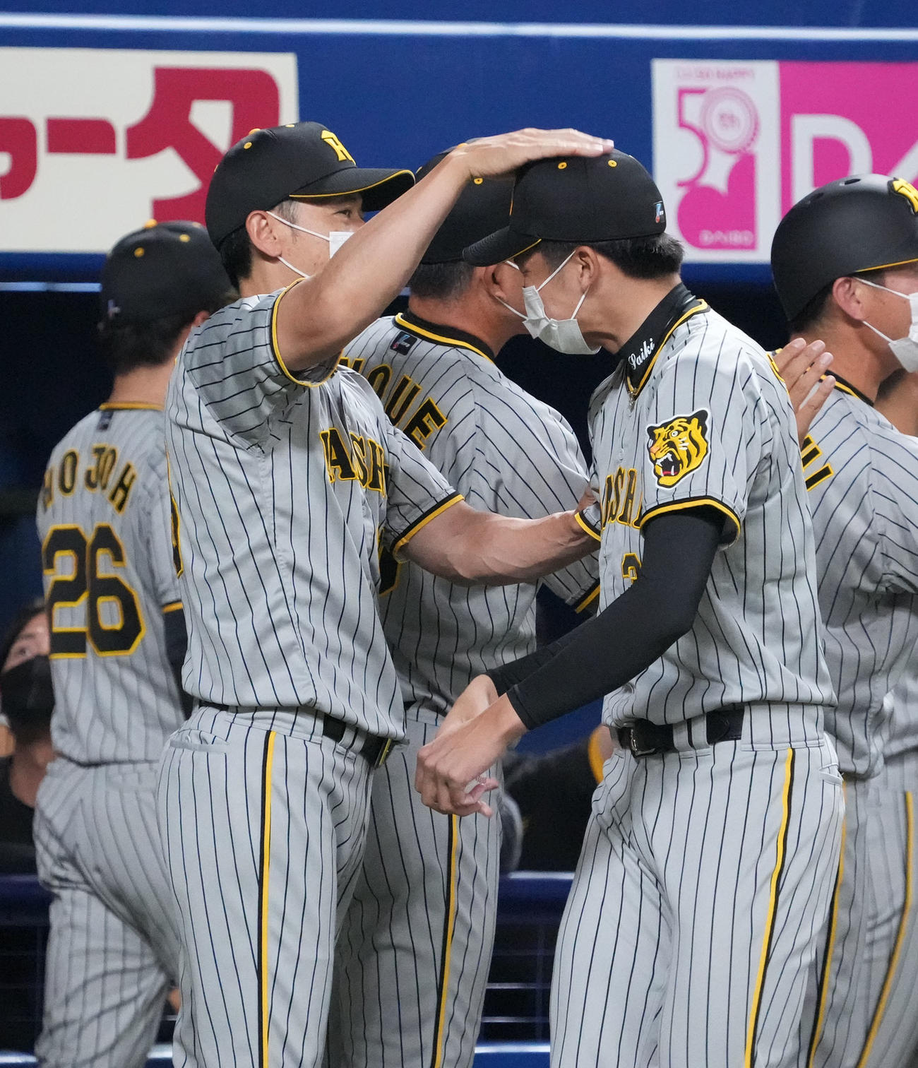 中日対阪神　試合を終え矢野監督から祝福される才木（右）（撮影・森本幸一）