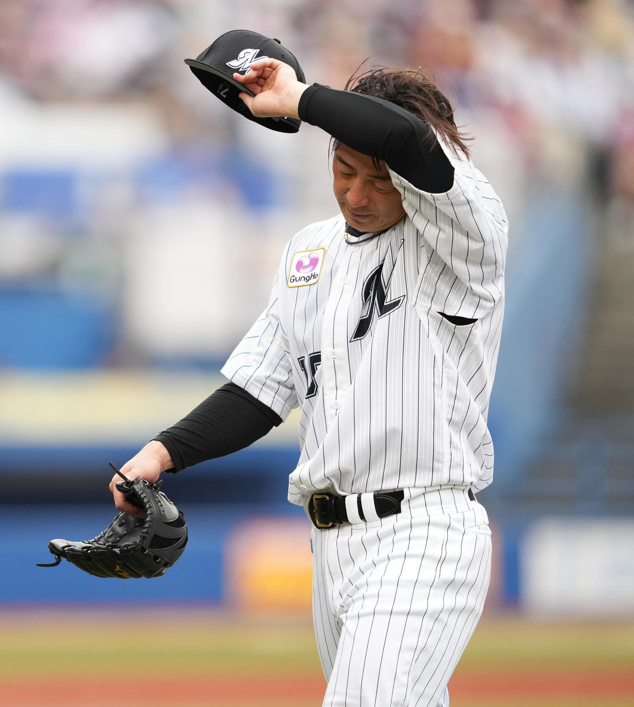 ロッテ対楽天　5回表途中で降板するロッテ美馬（撮影・鈴木みどり）